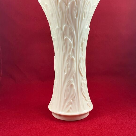 Vintage LENOX Woodbury Porcelain Detailed White Cream Vase with Scalloped Top - Picture 3 of 4